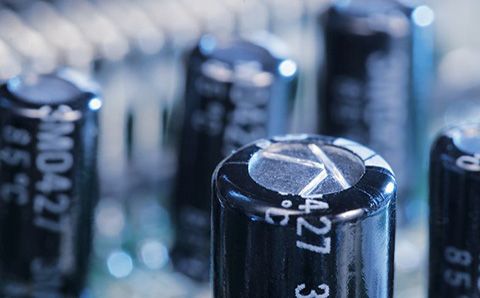 哪些材料會影響超級電容器的性能？
